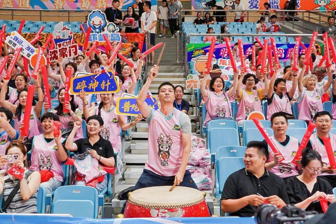 关于Doinb重返赛场，战术调整首场状态出色，美国队观众沸腾！赛场气氛高涨的信息