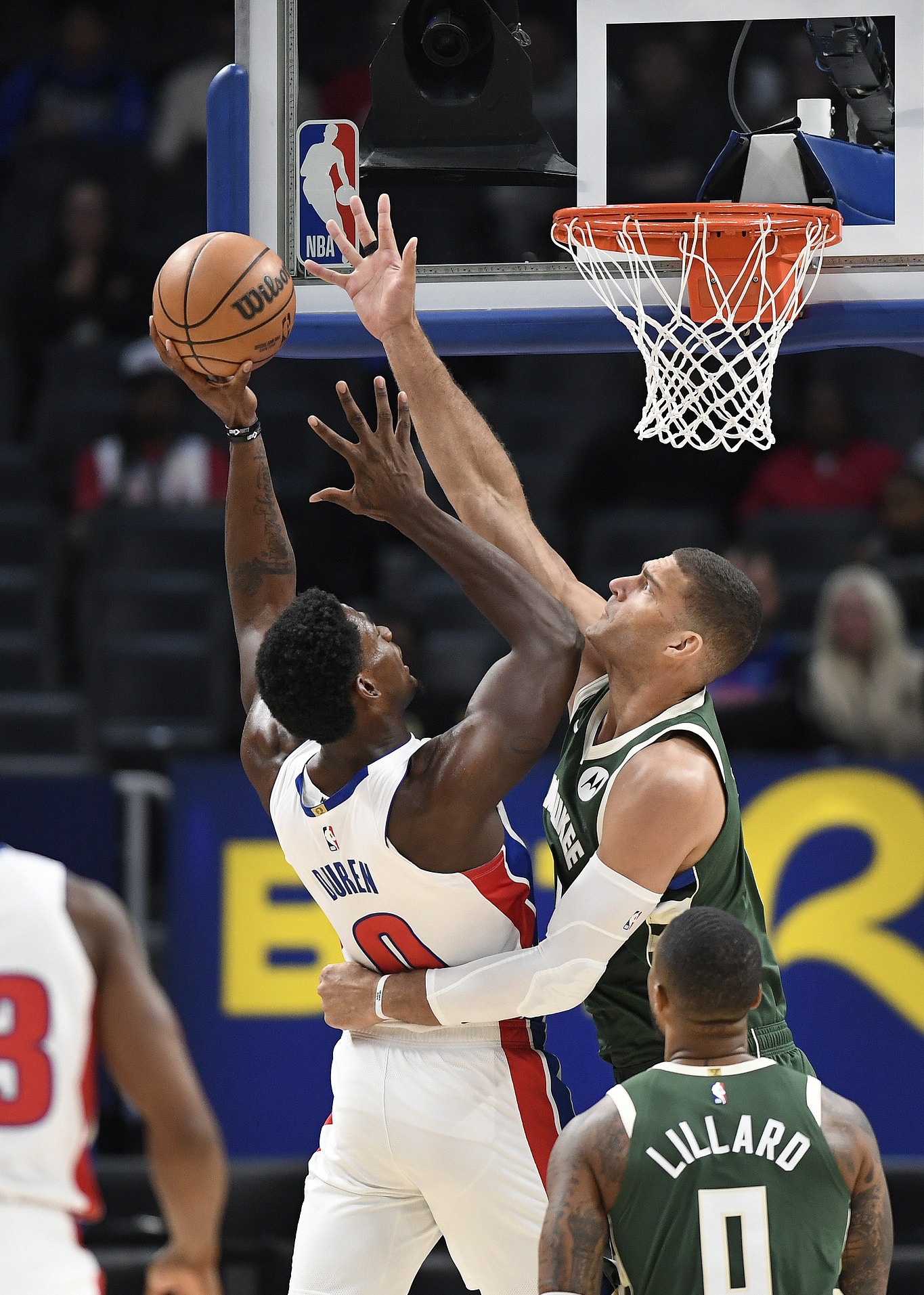 密尔沃基雄鹿迎欧篮联关键赛，冲刺阶段绝杀压哨，底气十足，更衣室氛围转暖的简单介绍